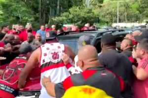 MEU DEUS! OLHA o que torcedores do Flamengo FIZERAM com jogadores em PROTESTO no CT!