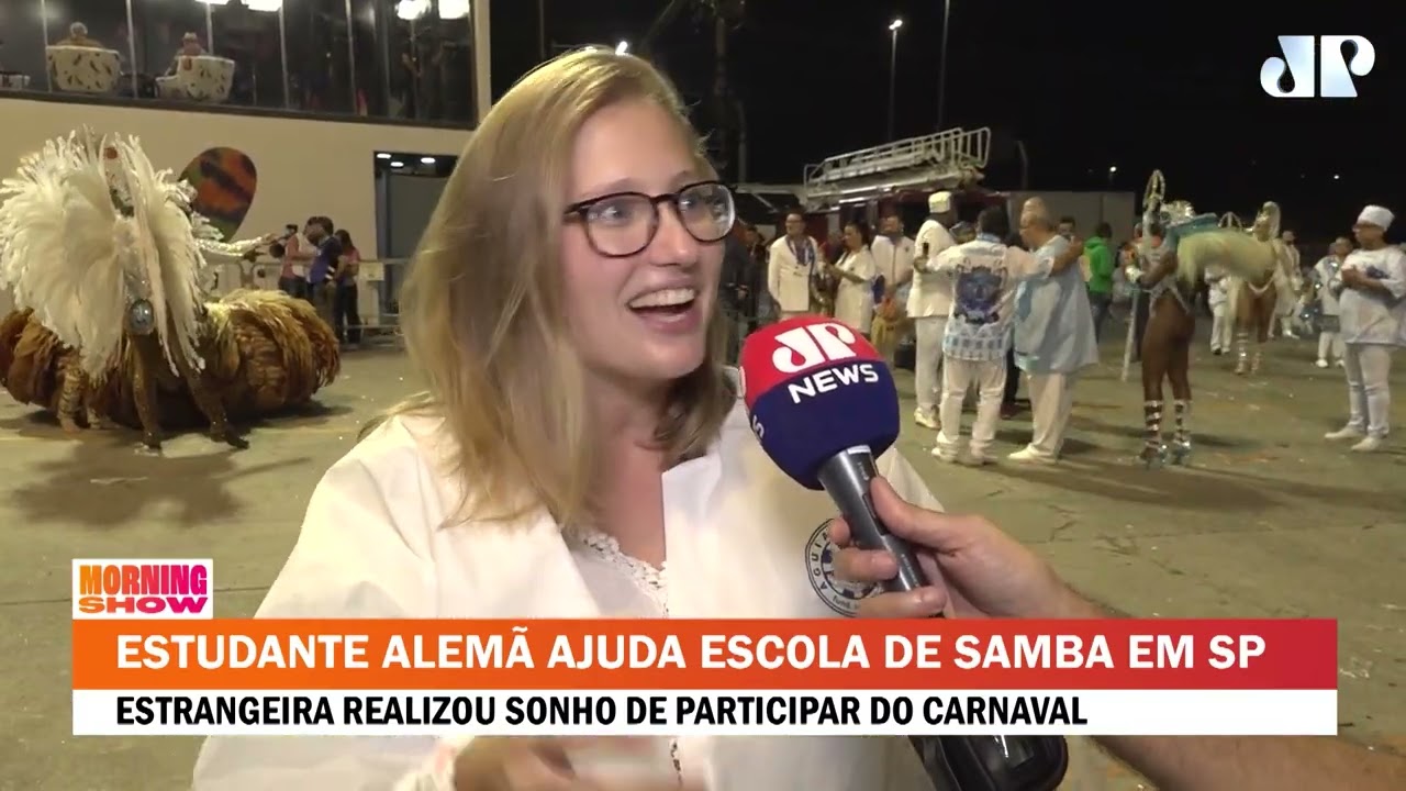 Estudante alemã ajuda escola de samba em SP: "Sonho de todo gringo estar no Carnaval"