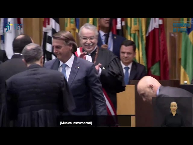 Bolsonaro e Alexandre de Moraes se cumprimentam em evento; veja vídeo