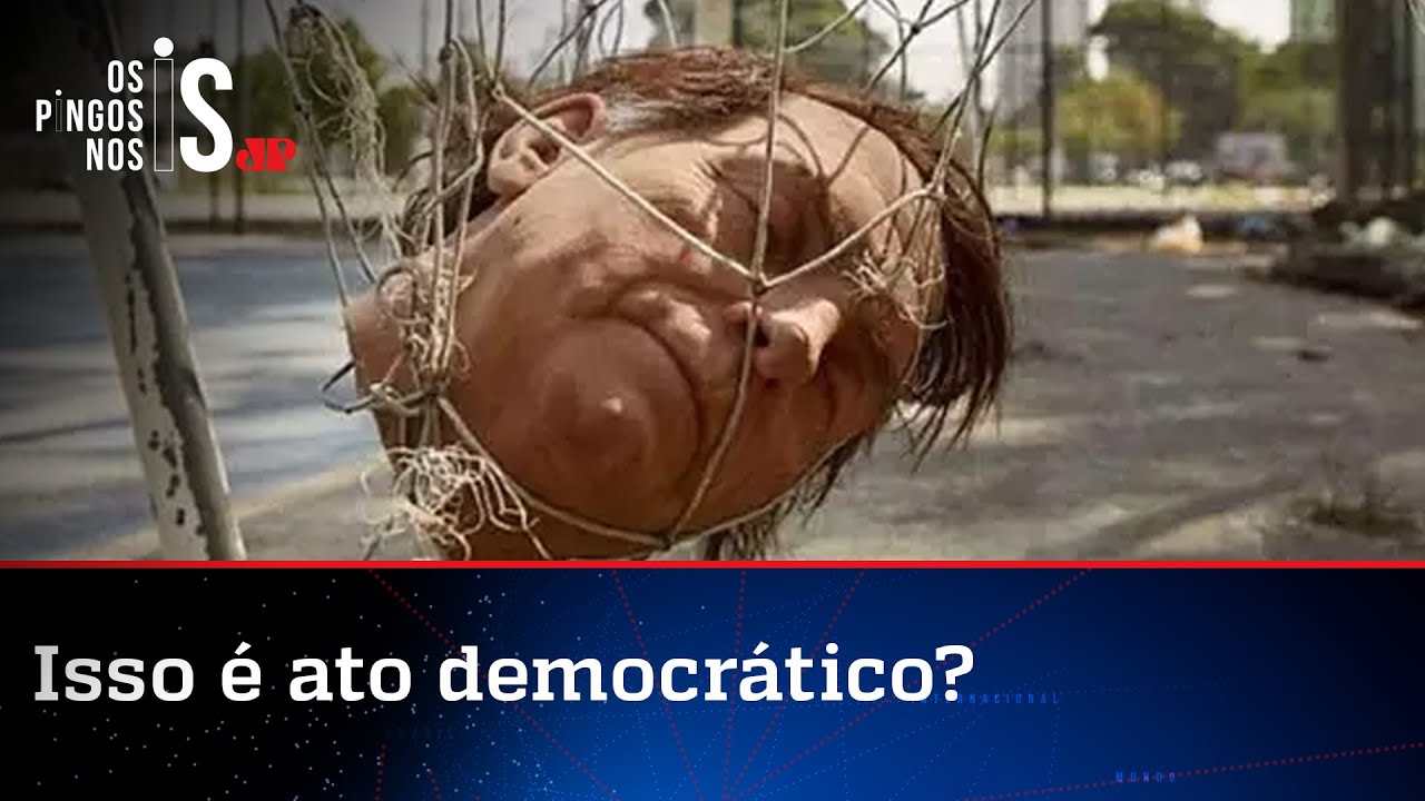 Réplica da cabeça de Bolsonaro vira bola de futebol em protesto contra o presidente