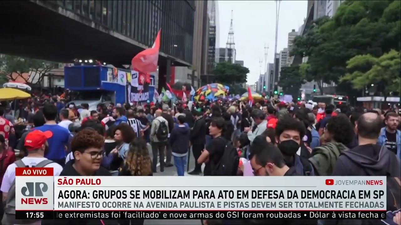 Grupos realizam ato pela democracia na Avenida Paulista